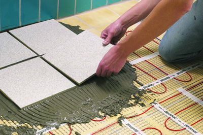 У випадку тонкої теплої підлоги (під кахельну плитку) можна використовувати для заливки нагрівального кабелю клей для плитки
